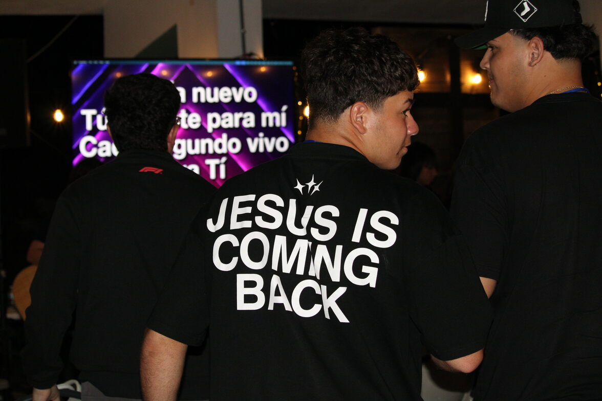 Jóvenes de ELEVATE YOUTH compartiendo juntos